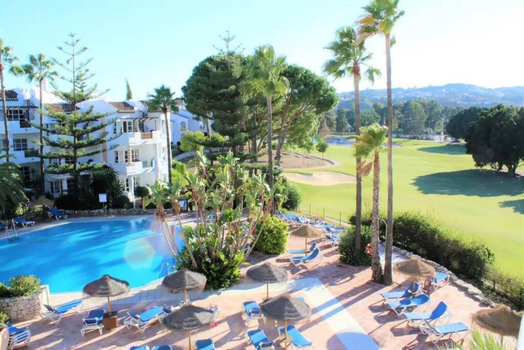 Stylish One Bed Apartment At Matchroom Country Club Fuengirola Extérieur photo